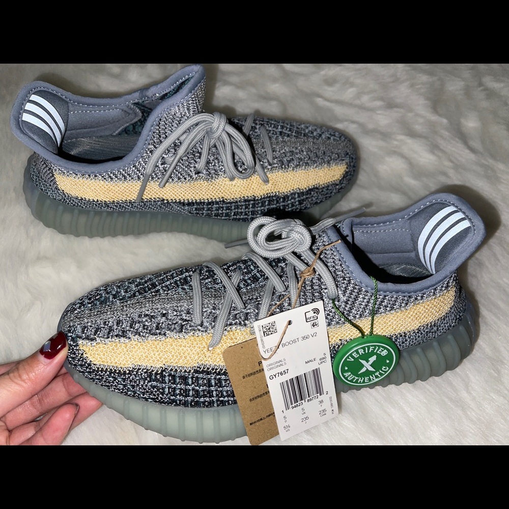 New. Adidas Yeezy boost 350 V2 Ash blue, size Us men 5.5=38=235cm